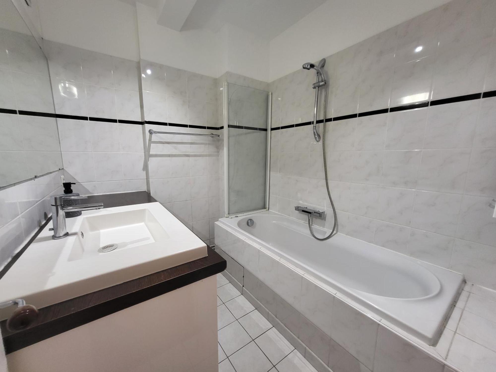 Spacious And Comfortable Apartment - Perfect For Families & Friends - Near Public Transportation 蒙鲁日 外观 照片